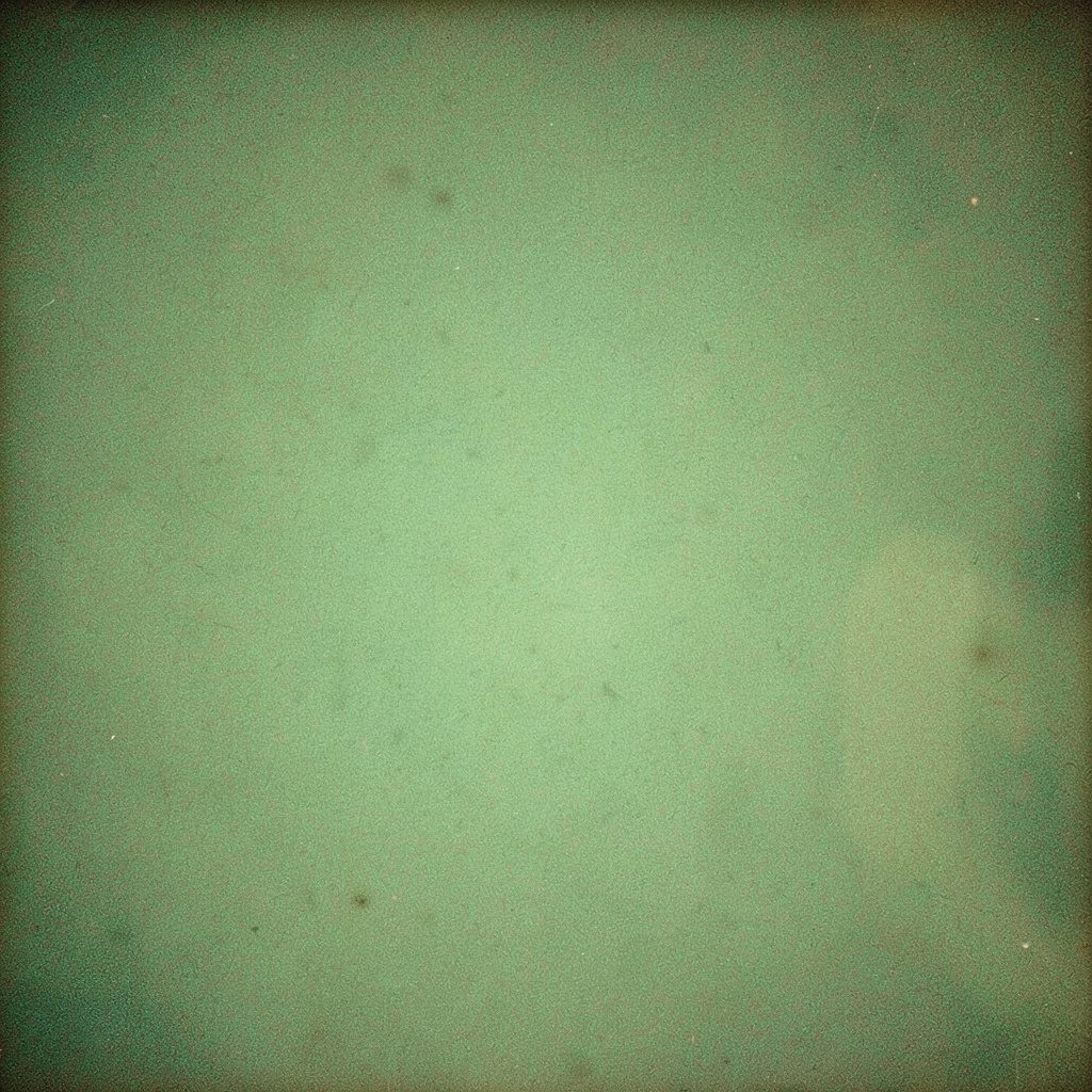 Imagen en tono documental con grano de película analógica, muestra una reunión nocturna de vecinos bajo luces cálidas y un fondo oscuro, con predominio de verdes apagados y negros.